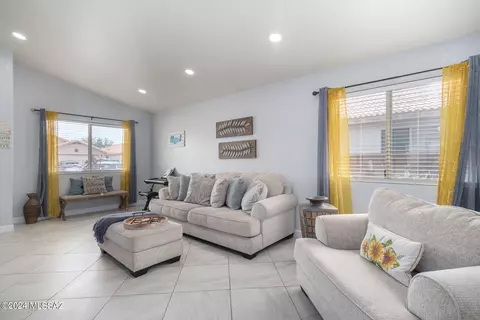 Living - 9450 E Pale Blue Topaz Ln, Tucson, AZ 85747 photo 2 of 4