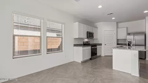Kitchen - 14037 E Crotalus Way, Vail, AZ 85641 photo 4 of 9