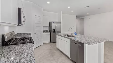 Kitchen - 14037 E Crotalus Way, Vail, AZ 85641 photo 6 of 9