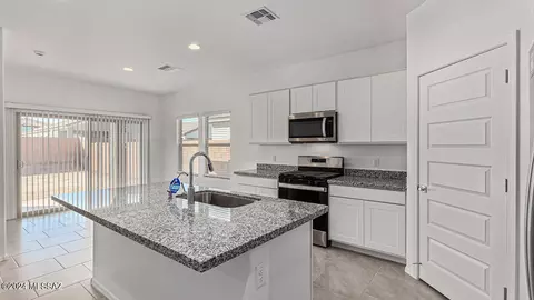 Kitchen - 14037 E Crotalus Way, Vail, AZ 85641 photo 1 of 9