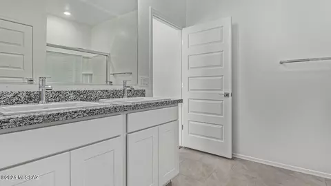 Bath - 14037 E Crotalus Way, Vail, AZ 85641 photo 4 of 8