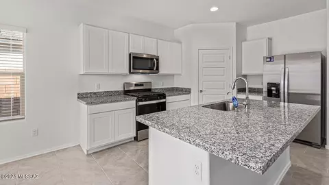 Kitchen - 14037 E Crotalus Way, Vail, AZ 85641 photo 5 of 9
