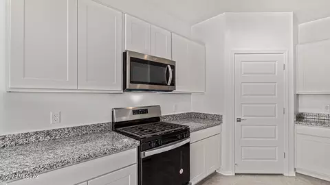 Kitchen - 14037 E Crotalus Way, Vail, AZ 85641 photo 7 of 9