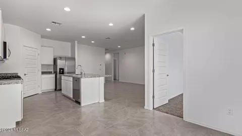 Kitchen - 14037 E Crotalus Way, Vail, AZ 85641 photo 3 of 9