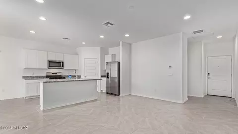 Kitchen - 14037 E Crotalus Way, Vail, AZ 85641 photo 2 of 9