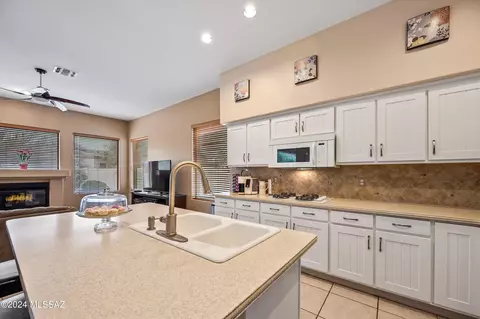 Kitchen - 9657 E Waters Edge Pl, Tucson, AZ 85749 photo 2 of 4