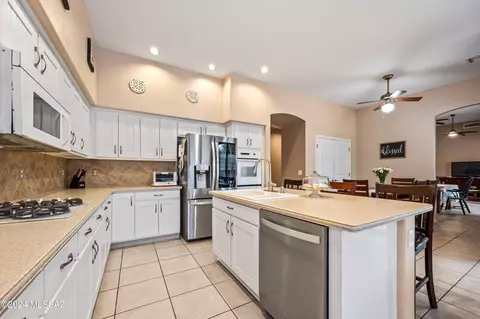 Kitchen - 9657 E Waters Edge Pl, Tucson, AZ 85749 photo 1 of 4