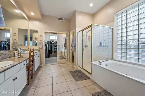 Bath - 9657 E Waters Edge Pl, Tucson, AZ 85749 photo 2 of 4