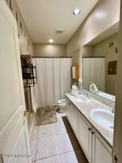 Bath - 9657 E Waters Edge Pl, Tucson, AZ 85749 photo 1 of 4