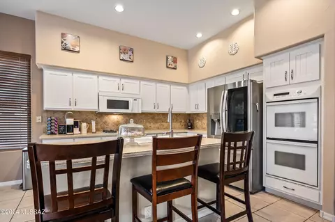 Kitchen - 9657 E Waters Edge Pl, Tucson, AZ 85749 photo 4 of 4