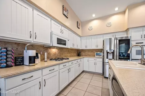 Kitchen - 9657 E Waters Edge Pl, Tucson, AZ 85749 photo 3 of 4