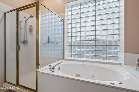 Bath - 9657 E Waters Edge Pl, Tucson, AZ 85749 photo 3 of 4