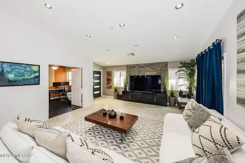 Living - 4118 E Shadow Branch Dr, Tucson, AZ 85756 photo 2 of 3