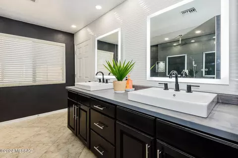 Bath - 4118 E Shadow Branch Dr, Tucson, AZ 85756 photo 1 of 5