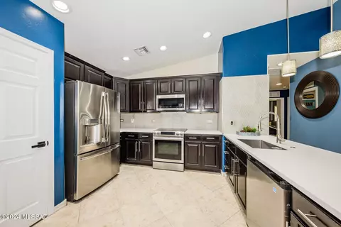 Kitchen - 4118 E Shadow Branch Dr, Tucson, AZ 85756 photo 2 of 3