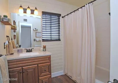 Bath - 9512 E Myra Dr, Tucson, AZ 85730 photo 3 of 4