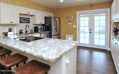 Kitchen - 9512 E Myra Dr, Tucson, AZ 85730 photo 5 of 9