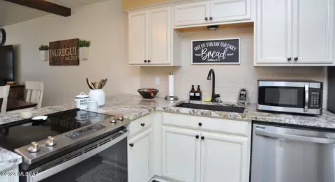Kitchen - 9512 E Myra Dr, Tucson, AZ 85730 photo 9 of 9