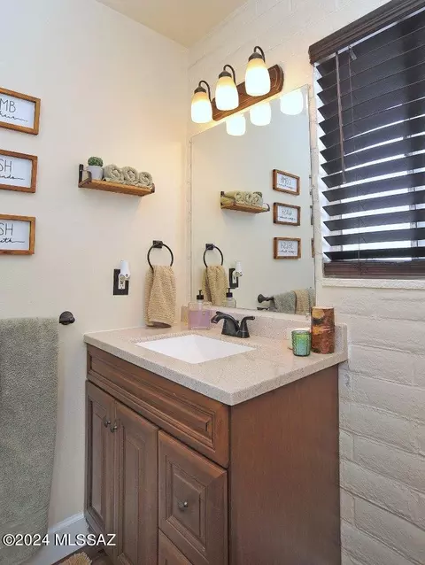 Bath - 9512 E Myra Dr, Tucson, AZ 85730 photo 4 of 4