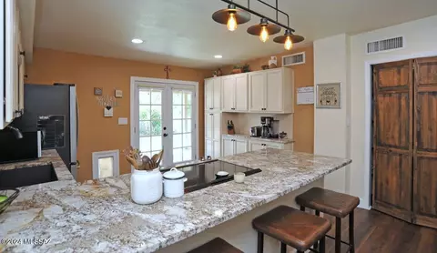 Kitchen - 9512 E Myra Dr, Tucson, AZ 85730 photo 6 of 9