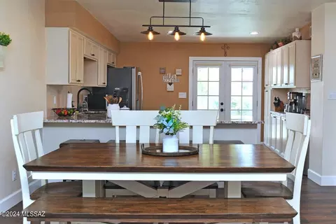 Kitchen - 9512 E Myra Dr, Tucson, AZ 85730 photo 4 of 9