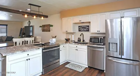 Kitchen - 9512 E Myra Dr, Tucson, AZ 85730 photo 2 of 9