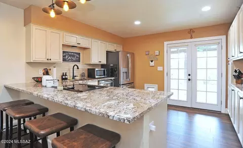 Kitchen - 9512 E Myra Dr, Tucson, AZ 85730 photo 8 of 9
