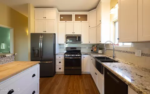 Kitchen - 13835 S Galloping Dee Ct, Vail, AZ 85641 photo 3 of 4