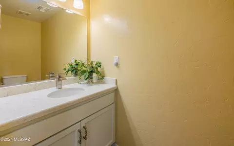 Bath - 13835 S Galloping Dee Ct, Vail, AZ 85641 photo 4 of 5