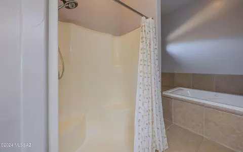 Bath - 13835 S Galloping Dee Ct, Vail, AZ 85641 photo 3 of 5
