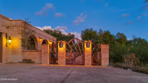 2325 E Calle Los Altos, Tucson, AZ 85718