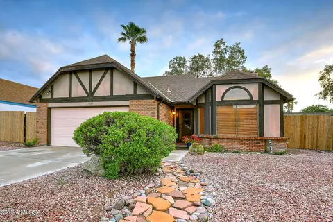 7809 N Roundstone Dr, Tucson, AZ 85741