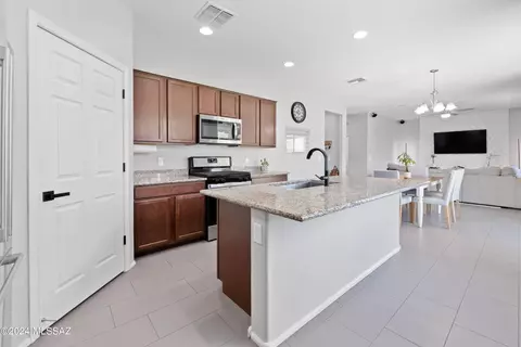 10020 E Camelback Trl, Tucson, AZ 85747 photo 2