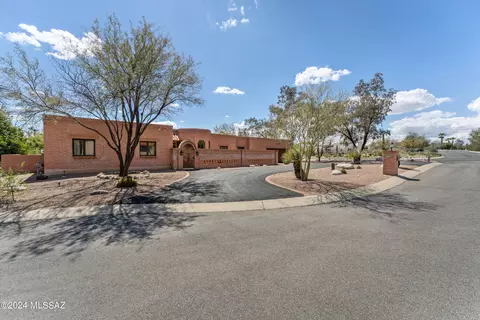 8300 E Crestwood Cir, Tucson, AZ 85750