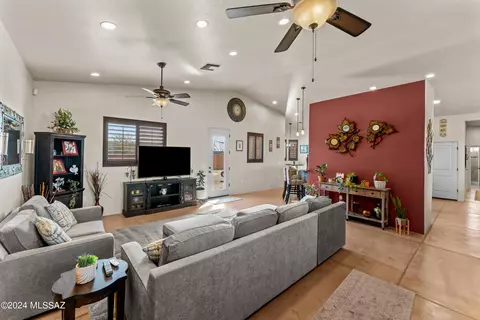 Living - 2540 E Lomas Dr, Vail, AZ 85641 photo 3 of 4