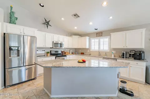 Kitchen - 10468 E Oakbrook St, Tucson, AZ 85747 photo 2 of 5