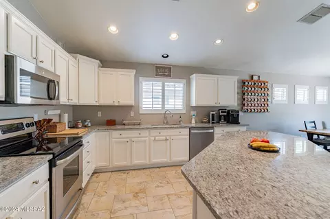 Kitchen - 10468 E Oakbrook St, Tucson, AZ 85747 photo 3 of 5