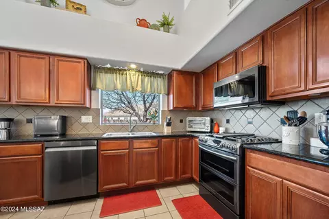 Kitchen - 13794 E Red Hawk Sky Trl, Vail, AZ 85641 photo 4 of 7