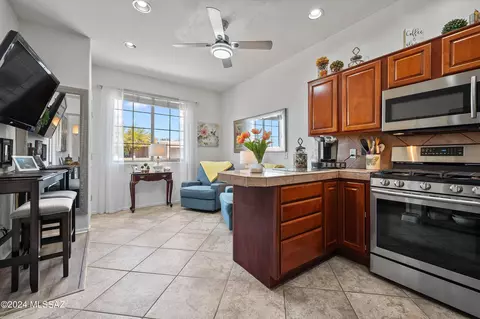 Kitchen - 13794 E Red Hawk Sky Trl, Vail, AZ 85641 photo 5 of 7