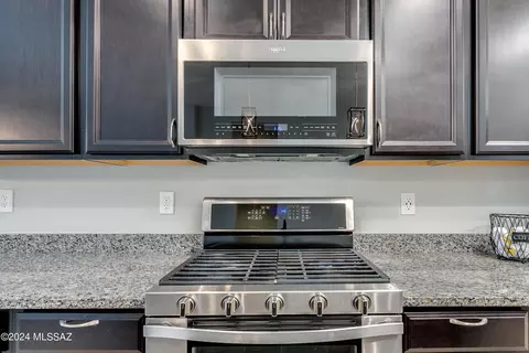 Kitchen - 14196 E Oxen Ln, Vail, AZ 85641 photo 5 of 6