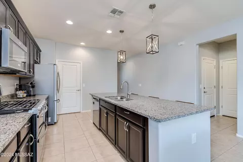Kitchen - 14196 E Oxen Ln, Vail, AZ 85641 photo 3 of 6
