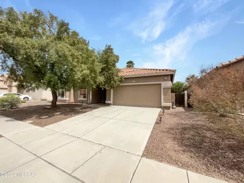 7990 N Wildomar Dr, Tucson, AZ 85743