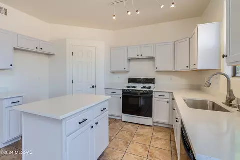 Kitchen - 8733 E Chimney Spring Dr, Tucson, AZ 85747 photo 5 of 9