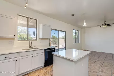 Kitchen - 8733 E Chimney Spring Dr, Tucson, AZ 85747 photo 7 of 9