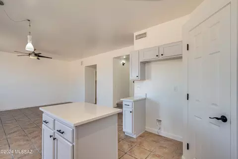 Kitchen - 8733 E Chimney Spring Dr, Tucson, AZ 85747 photo 6 of 9