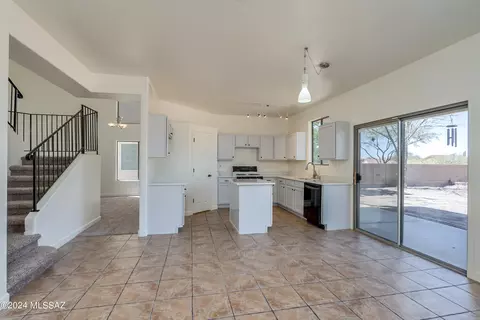 Kitchen - 8733 E Chimney Spring Dr, Tucson, AZ 85747 photo 2 of 9