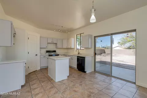 Kitchen - 8733 E Chimney Spring Dr, Tucson, AZ 85747 photo 3 of 9