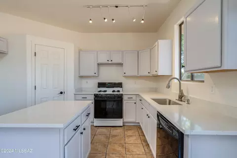 Kitchen - 8733 E Chimney Spring Dr, Tucson, AZ 85747 photo 4 of 9