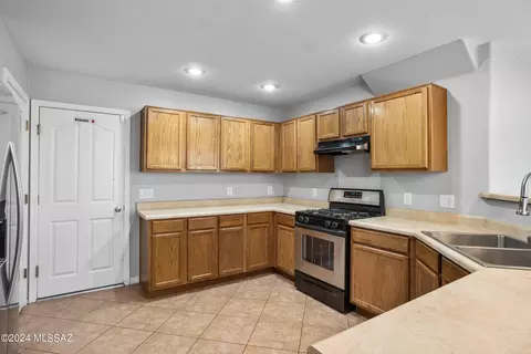 Kitchen - 7004 S Goshawk Dr, Tucson, AZ 85756 photo 2 of 3