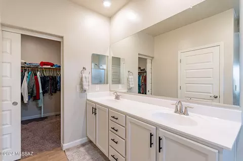 Bath - 9963 N Ruby Range Trl, Marana, AZ 85653 photo 2 of 4